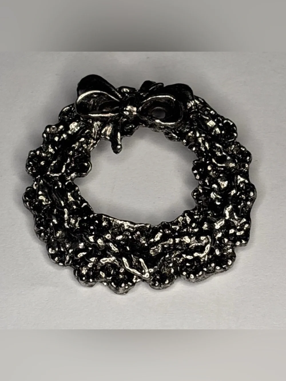 Vintage Christmas Textured Silvertone Metal Wreath Brooch Pin